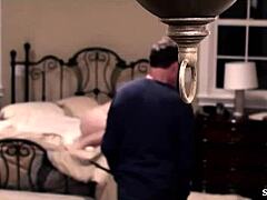 نجمة البورنو المشهورة كيلي مينغان هنسلي تلعب دور البطولة في مشهد جنسي ساخن مرتدية ملابس عارية