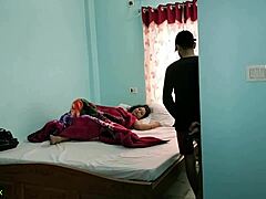 En indisk Nri-fru bedrar sin man med en matleverantör för het interracialsex