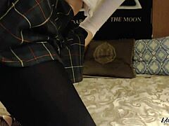 Dojrzała brunetka Adalynnx pokazuje swoją cipkę w pończochach