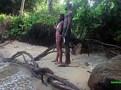 Hardcore gruppe sex på Kribi-stranden med en svart babe