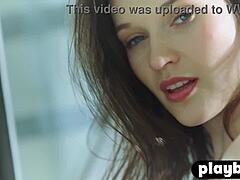 Serena Wood, una linda milf europea, se desnuda y posa desnuda en un video softcore