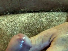 Le pénis d'un homme mûr couvert de sperme reçoit un bon massage