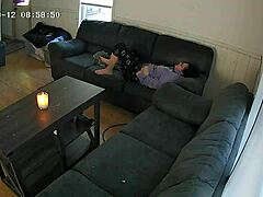 Ženska uživa na skrivni kameri, medtem ko mož gleda