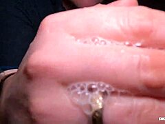 Аматерска плавокоса МИЛФ добија лице и гута сперму