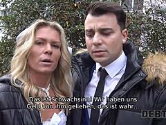 Claudia Mac, eine deutsche MILF, wird gegen Geld im Doggystyle gefickt