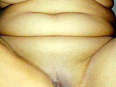Une milf indienne amateur aux gros seins donne une intense séance de sexe oral