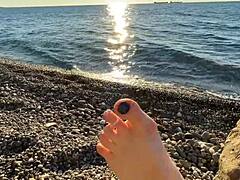 Hanımefendi Lara sahilde ayaklara tapıyor ve ayak parmaklarıyla oynuyor
