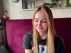 Алина Рай, русская красотка, трахается незнакомцем в поезде
