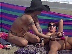 Ett sensuellt exhibitionistiskt par avslöjar sin nakenhet på stranden