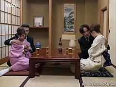 ארבעה יפנים משתתפים באורגיה של זיון קשוח ומשחק פטיש