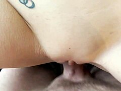 Une femme blonde aux gros seins reçoit un soin du visage après s'être masturbée dans la salle de bain