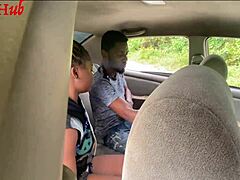 Femeie de iben busted este pătruns într-un taxi