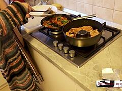 אוסף של עקרת בית עם חזה גדול מכינה ארוחת ערב מהירה בעירום במטבח