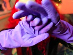 Détendez-vous dans votre fétichisme de gants de cuisine violets avec le son ASMR