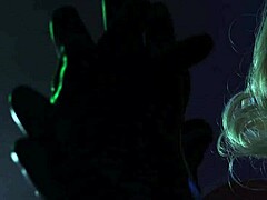 Arya Grander, en domæne iført latex, forfører med sine lydefulde ASMR-færdigheder til en Halloween-fetish-session