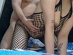 Uma modelo venezuelana com seios grandes e uma bunda grossa é fodida em uma cena de sexo quente