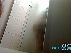 Amatérsky pár si užíva plynovú sprchu s prirodzenými prsiami a análny sex