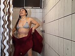 Az érzéki MILF érzékenyen mutogatja tónus testét a zuhany alatt