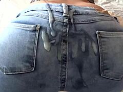 Sesi melancap Madrastras berakhir dengan air mani pada seluar jeansnya
