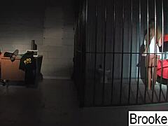 ברוק ברנד באנר מופיעה בסרטון פורנו לוהט בתפקידים של שוטר ואסיר
