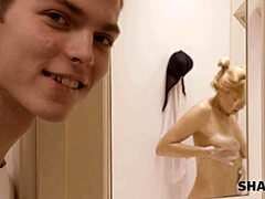 En mogen rysk kvinna förför en pervers kvinna med sin rakade fitta i badrummet