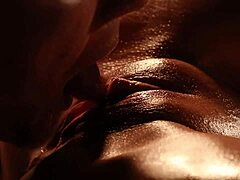 Massage sensuel avec une star du porno en lingerie