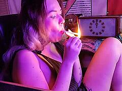 Rijpe stiefzus geeft zich over aan rookfetisj