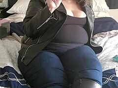 Abby, une belle femme grasse amateur, montre son fétichisme du tabagisme en cuir