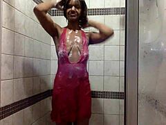 Ебани МИЛФ узима мокро и дивље туширање играјући се у ружичастим панталонама