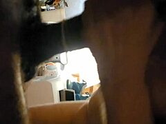 Un grosso cazzo nero riceve un pompino da un vicino arrapato in un video fatto in casa
