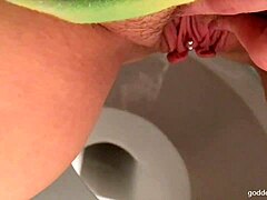 O fată amatoare face pipi pe toaletă într-un videoclip cu fetiș