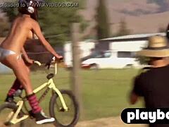 Uma mulher de bunda grande posa ao ar livre em um vídeo de sexo lésbico