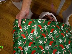 Misty Meaner bije Elfův velký zadek a naplňuje její vagínu na Vánoce
