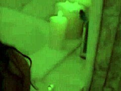 A vörös hajú puma rosszul viselkedik a játékokkal és maszturbál ebben az egyéni videóban