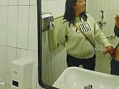 Prsata latinoameričanka je z neznancem v javnem kopalniku