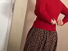 Seorang ibu Muslim amatir dengan payudara besar dan pantat ditumbuk dalam video porno Turki