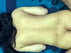 En indisk MILF-kone nyder hård sex med en stor pik i hendes røv