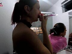 Лейди Джой Кардозо, миличка, бърка и се гримира по време на запис в Club da Pernocas