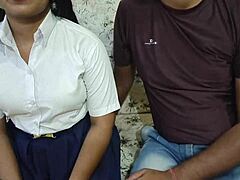 Amatérská vysokoškoláčka má sex se svým učitelem na venkově. Hindi audio