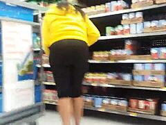 Una donna nera mostra il suo grosso culo in un negozio