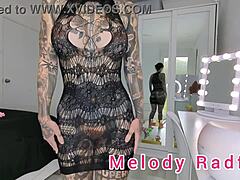 Melody Radford, een amateurbruinette, probeert schitterende lingerie