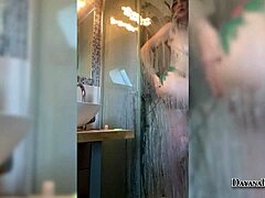 Egy nagy fenekű lány házi készítésű maszturbációs videója a zuhany alatt