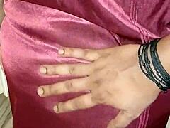Тийнейджърката Дийна се сблъсква с голям индийски черен пенис в специално коледно видео