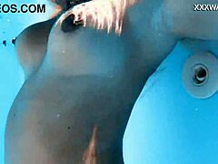 Lisi Kitty, een Russische milf, doet het onder de douche met haar grote borsten