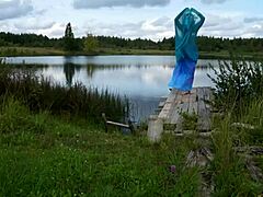 Mulher de biquíni dançando no lago
