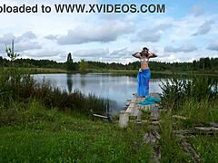 Paní v bikinách tančí na jezeře