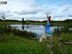 אישה בבקיני רוקדת על האגם