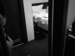 Ана, руска майка, прави орален секс на голям пенис в хотелска стая