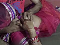 Soția tânără indiană se bucură de sex hardcore și muie într-un film porno de casă