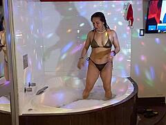 Hot MILF s křivitým tělem se koupe v džakuzi